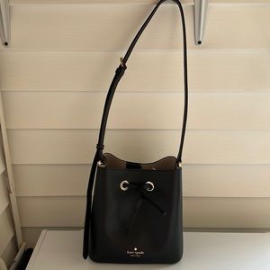 New w/o tags. Never used. Kate Spade black leather shoulder bag.
